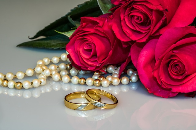 růže, perly, snubní prsteny