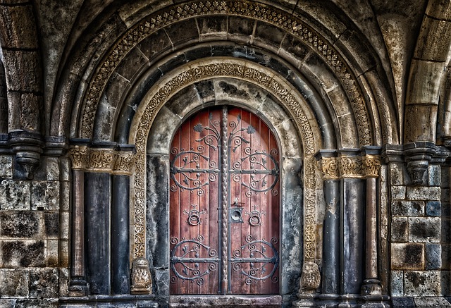 staré dveře hradu
